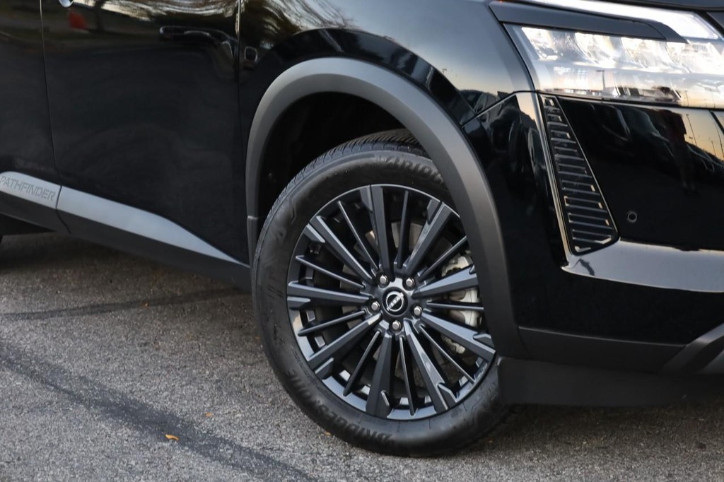 Nissan Pathfinder Vehicle Full-screen Gallery Image 3