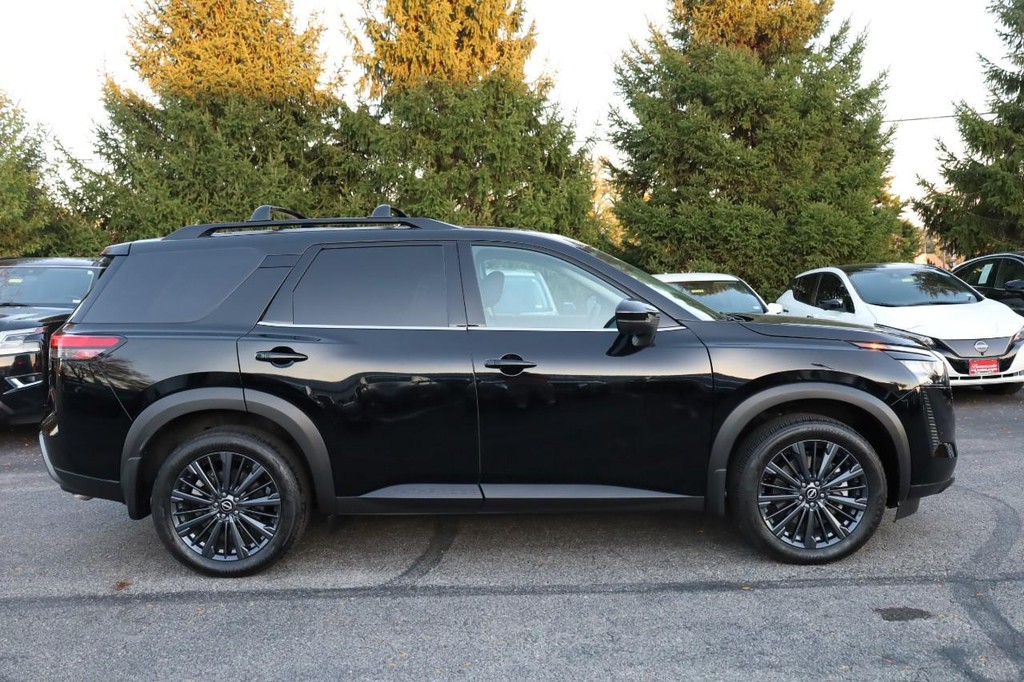 Nissan Pathfinder Vehicle Full-screen Gallery Image 5