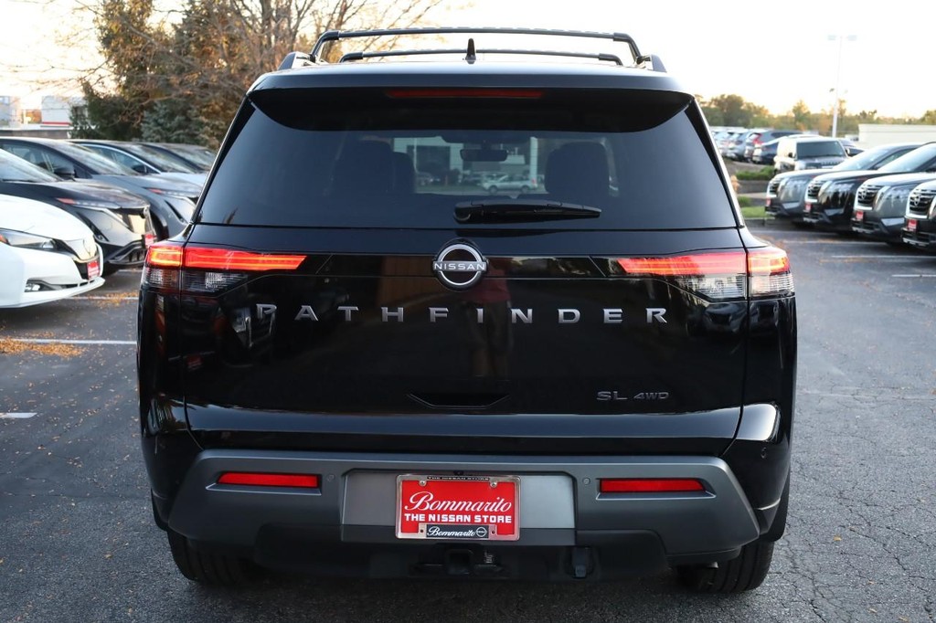 Nissan Pathfinder Vehicle Full-screen Gallery Image 6