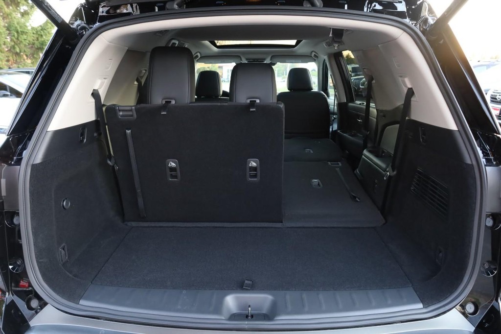 Nissan Pathfinder Vehicle Full-screen Gallery Image 8