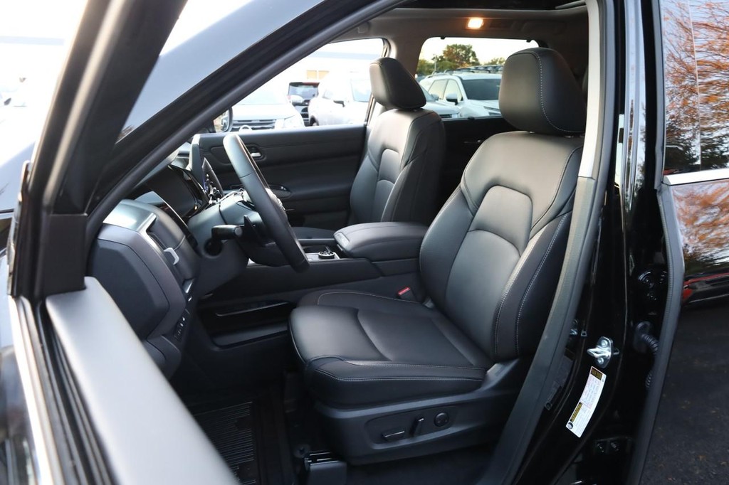 Nissan Pathfinder Vehicle Full-screen Gallery Image 10