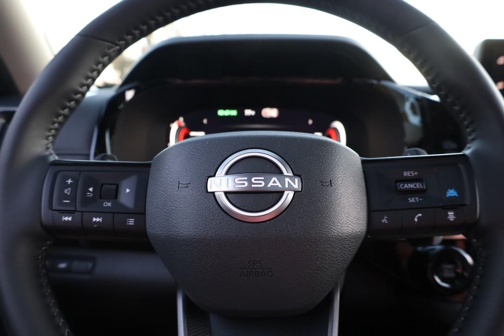 Nissan Pathfinder Vehicle Full-screen Gallery Image 13