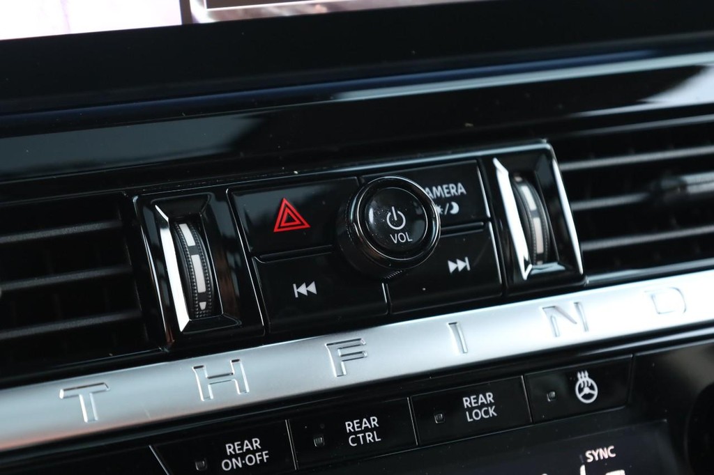 Nissan Pathfinder Vehicle Full-screen Gallery Image 17