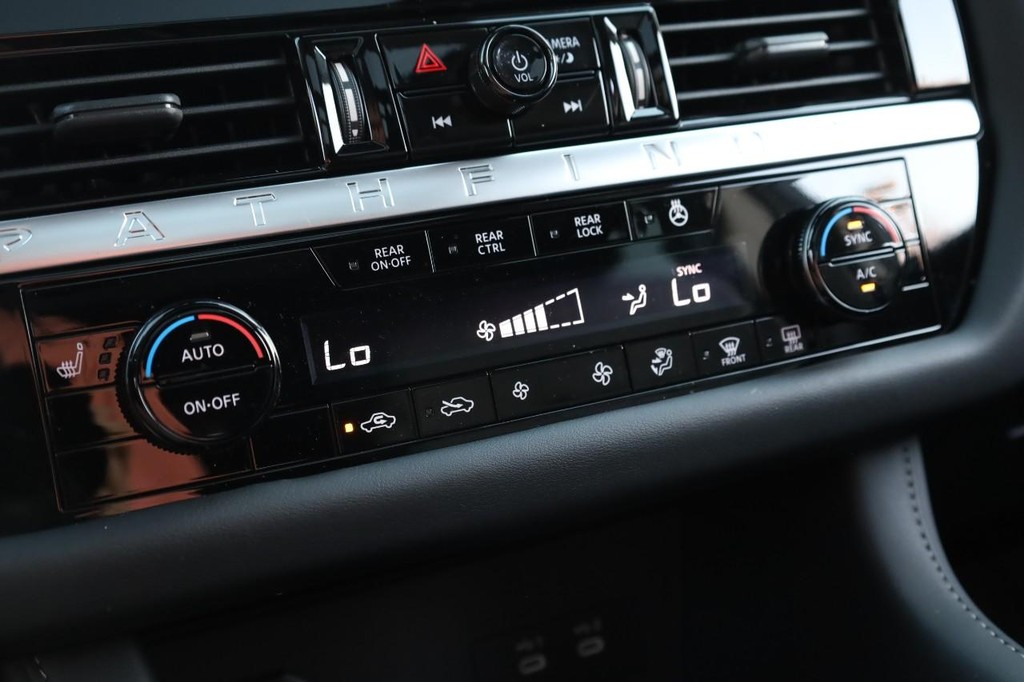 Nissan Pathfinder Vehicle Full-screen Gallery Image 18