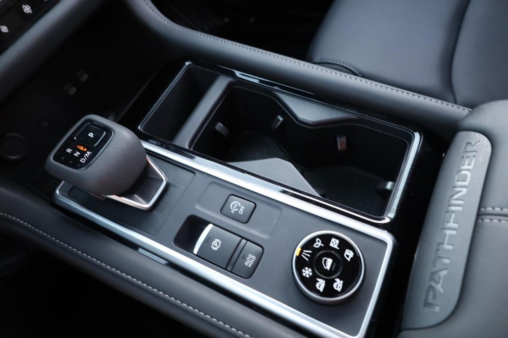Nissan Pathfinder Vehicle Full-screen Gallery Image 20