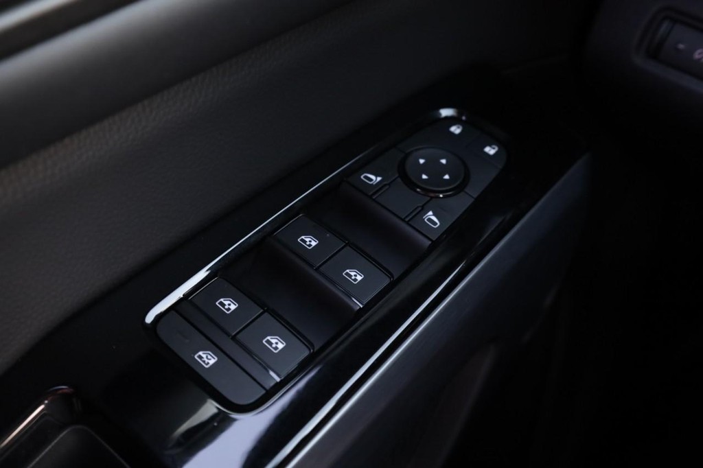 Nissan Pathfinder Vehicle Full-screen Gallery Image 22