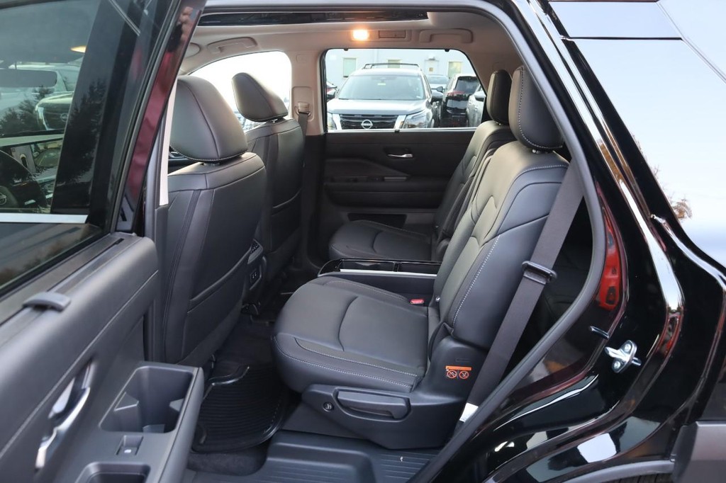 Nissan Pathfinder Vehicle Full-screen Gallery Image 25