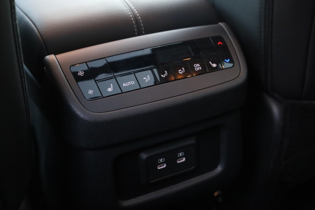 Nissan Pathfinder Vehicle Full-screen Gallery Image 27