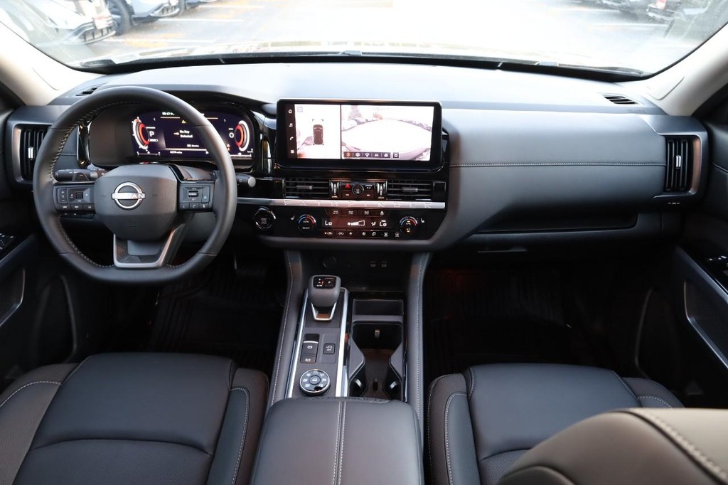 Nissan Pathfinder Vehicle Full-screen Gallery Image 28