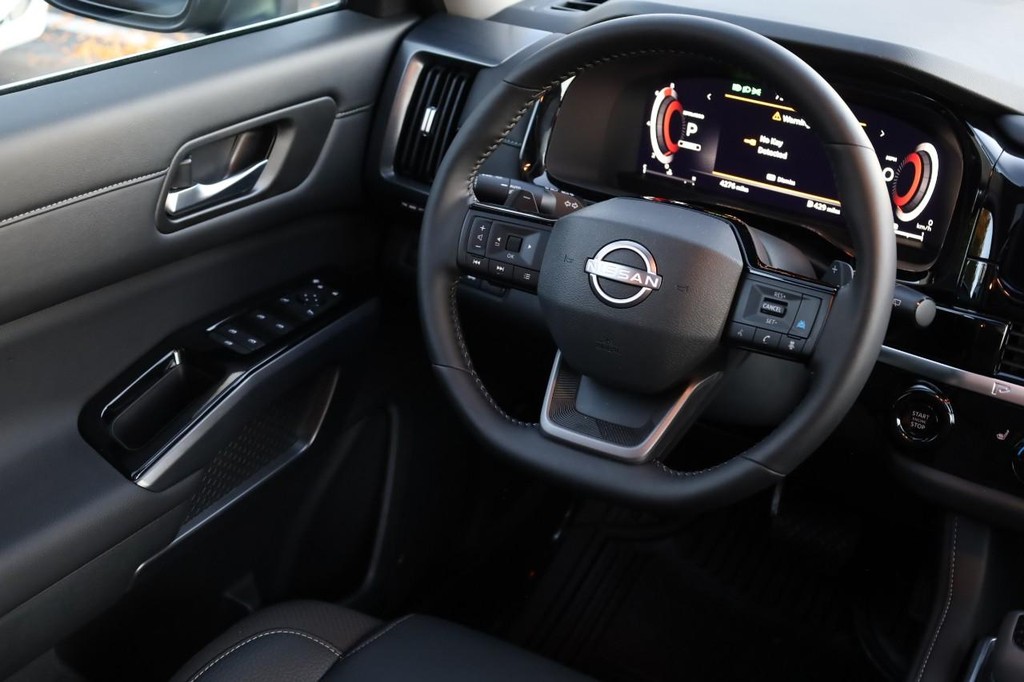 Nissan Pathfinder Vehicle Full-screen Gallery Image 29