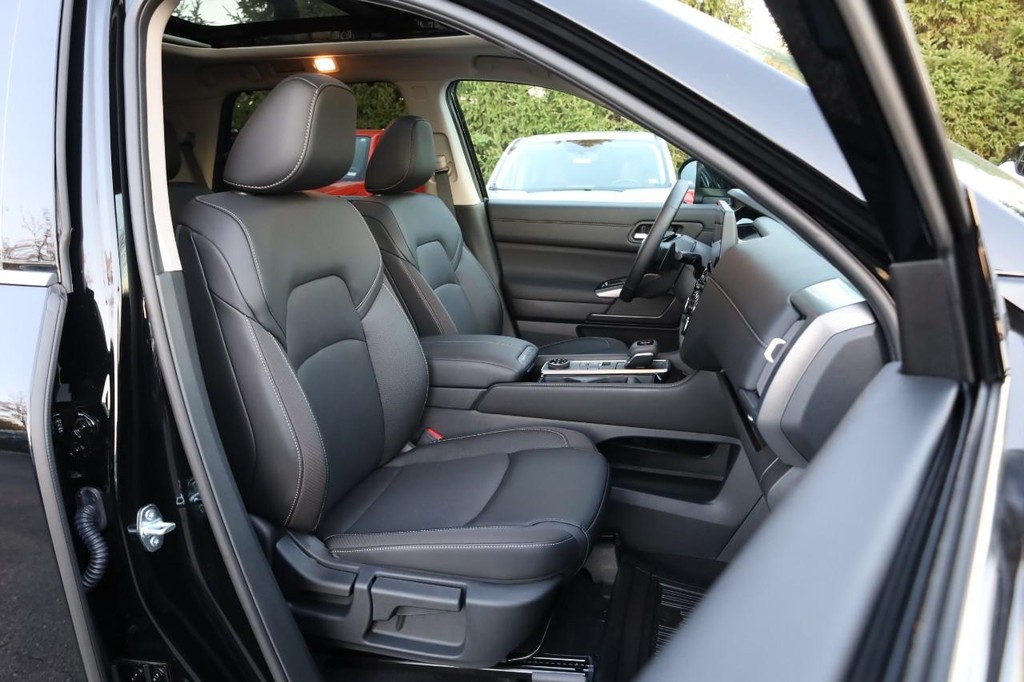 Nissan Pathfinder Vehicle Full-screen Gallery Image 31