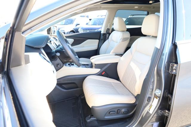 Nissan Murano Vehicle Full-screen Gallery Image 9