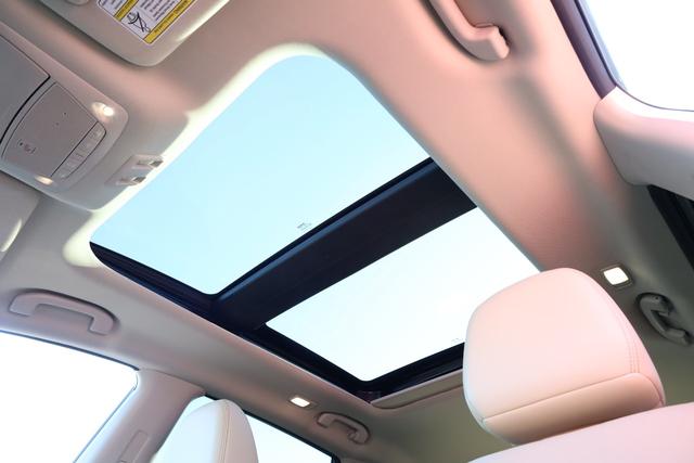 Nissan Murano Vehicle Full-screen Gallery Image 10