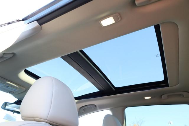Nissan Murano Vehicle Full-screen Gallery Image 11