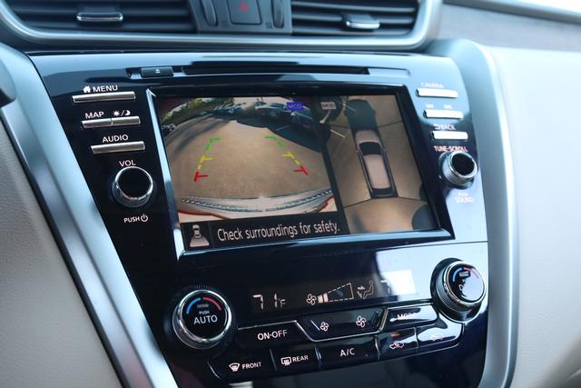 Nissan Murano Vehicle Full-screen Gallery Image 16