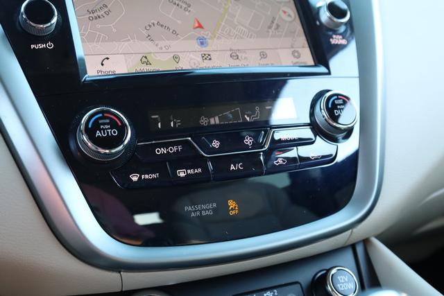 Nissan Murano Vehicle Full-screen Gallery Image 17