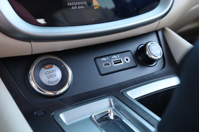 Nissan Murano Vehicle Full-screen Gallery Image 18