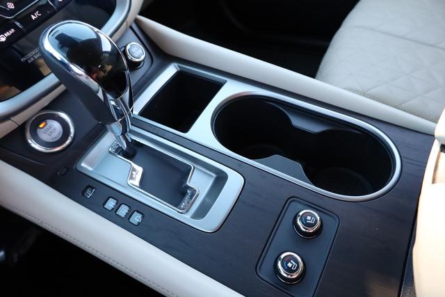 Nissan Murano Vehicle Full-screen Gallery Image 19