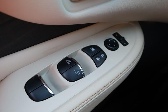 Nissan Murano Vehicle Full-screen Gallery Image 21