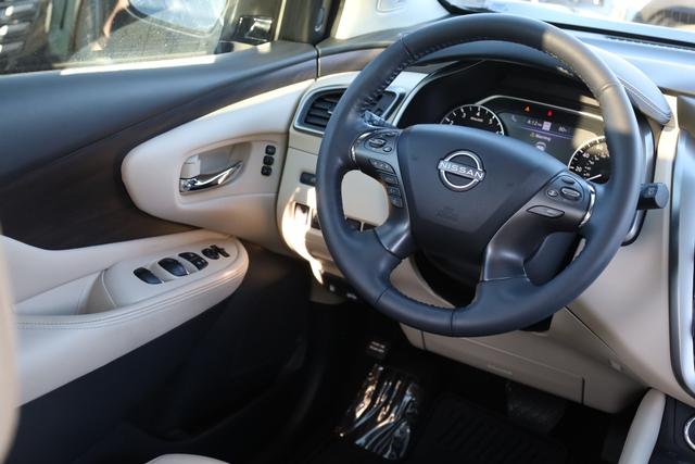 Nissan Murano Vehicle Full-screen Gallery Image 28