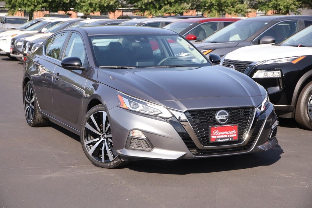 Nissan Altima Vehicle Image 02