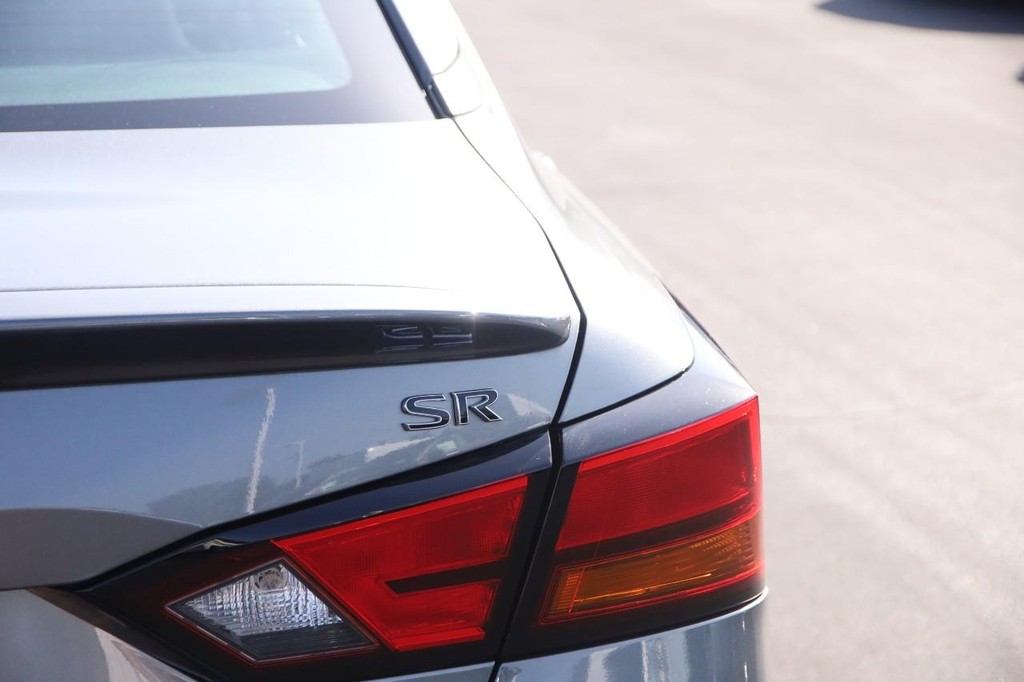 Nissan Altima Vehicle Image 09