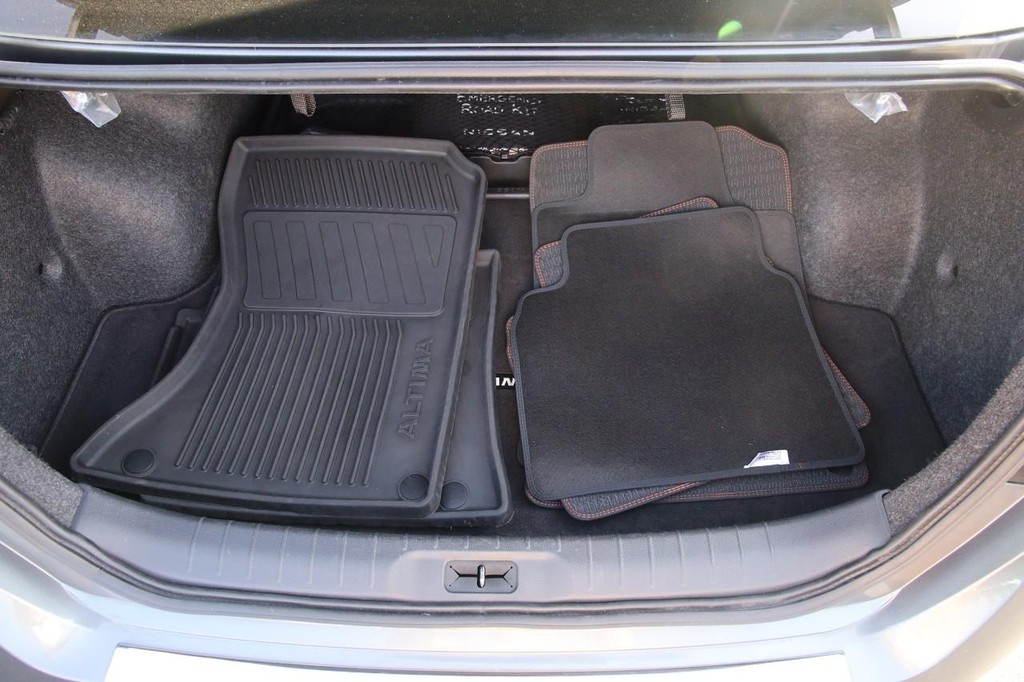 Nissan Altima Vehicle Image 10