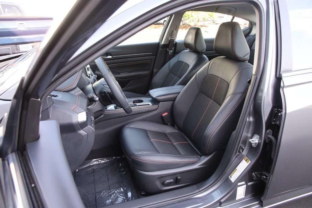 Nissan Altima Vehicle Image 11