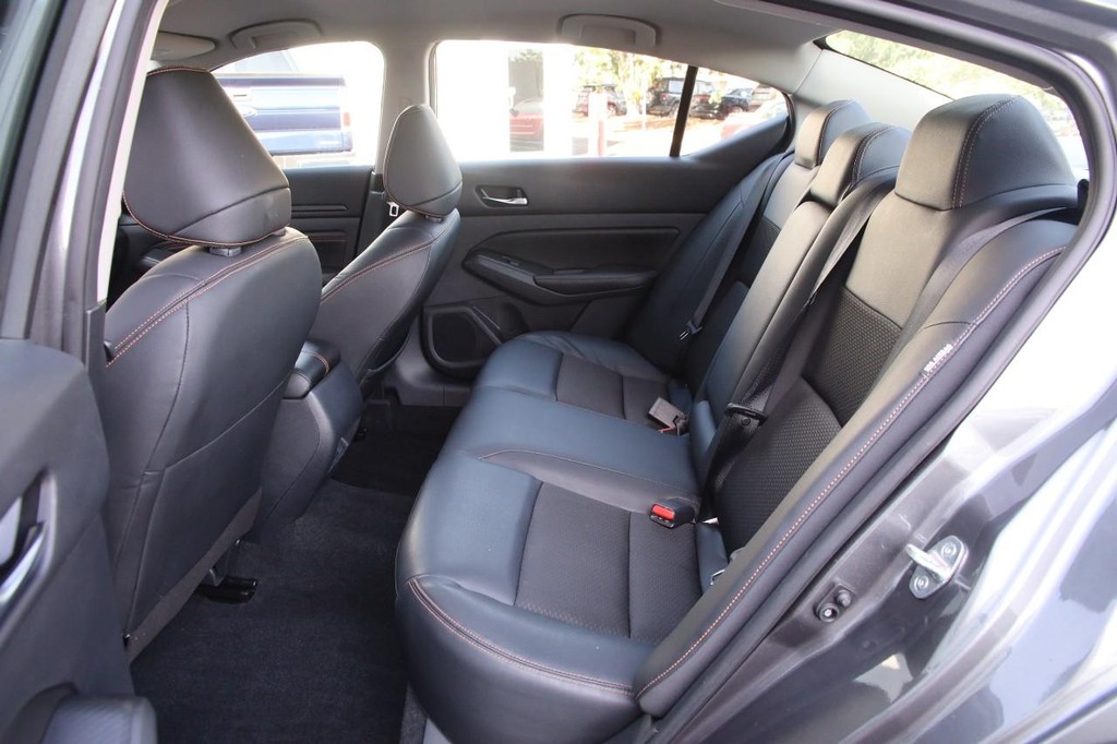 Nissan Altima Vehicle Image 12