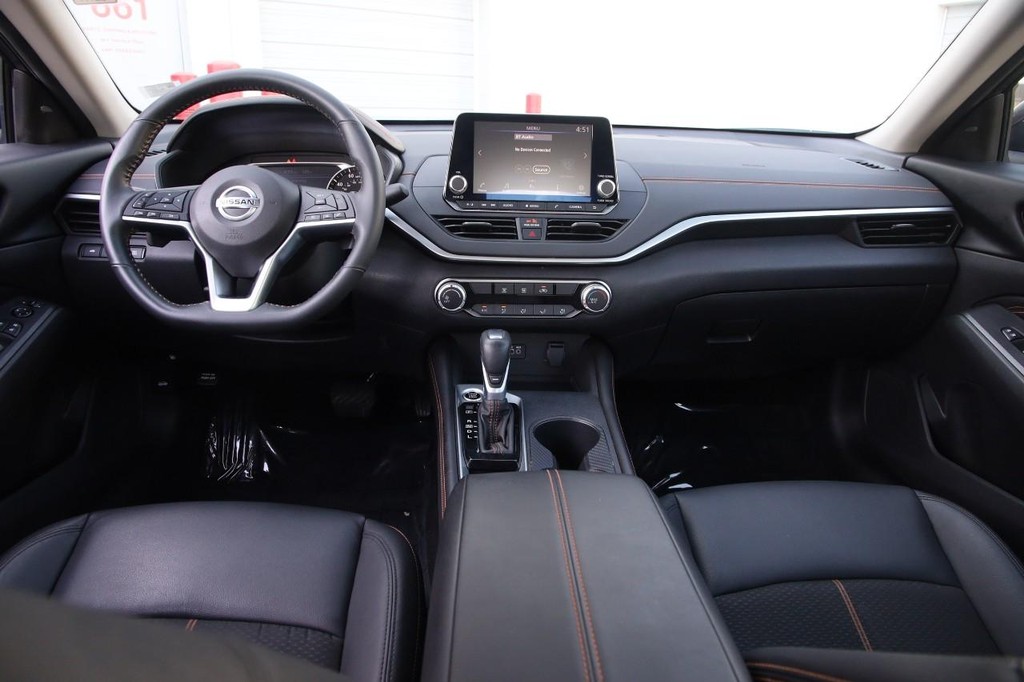 Nissan Altima Vehicle Image 21