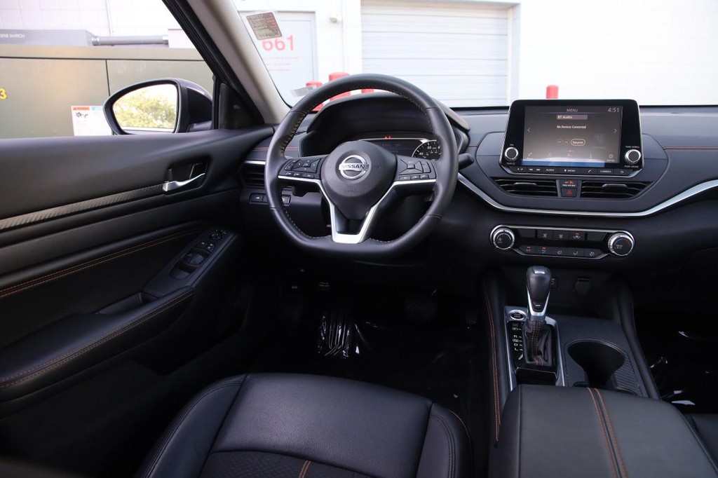 Nissan Altima Vehicle Image 22