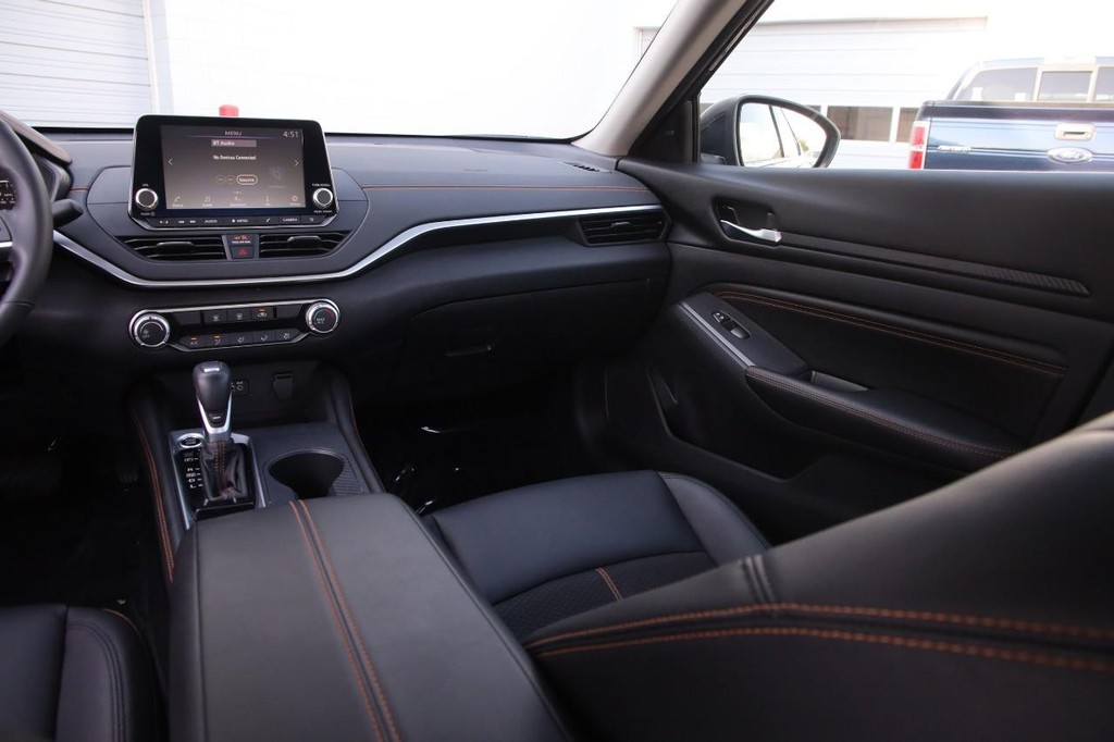 Nissan Altima Vehicle Image 25