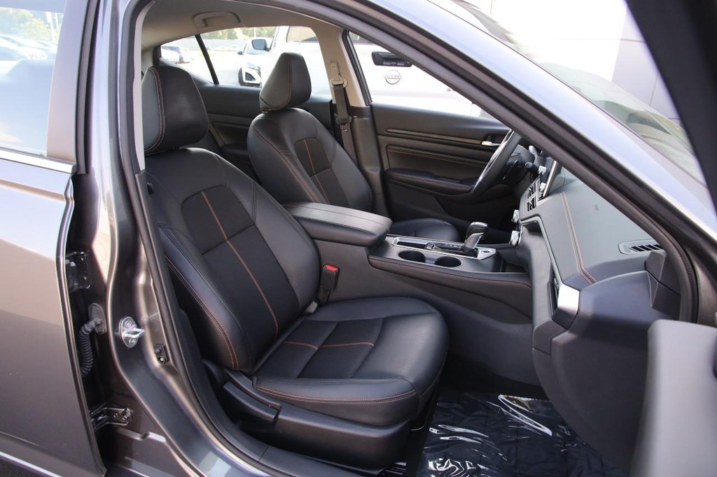 Nissan Altima Vehicle Image 26