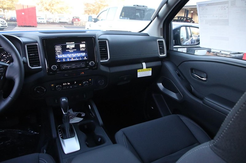 Nissan Frontier Vehicle Image 24
