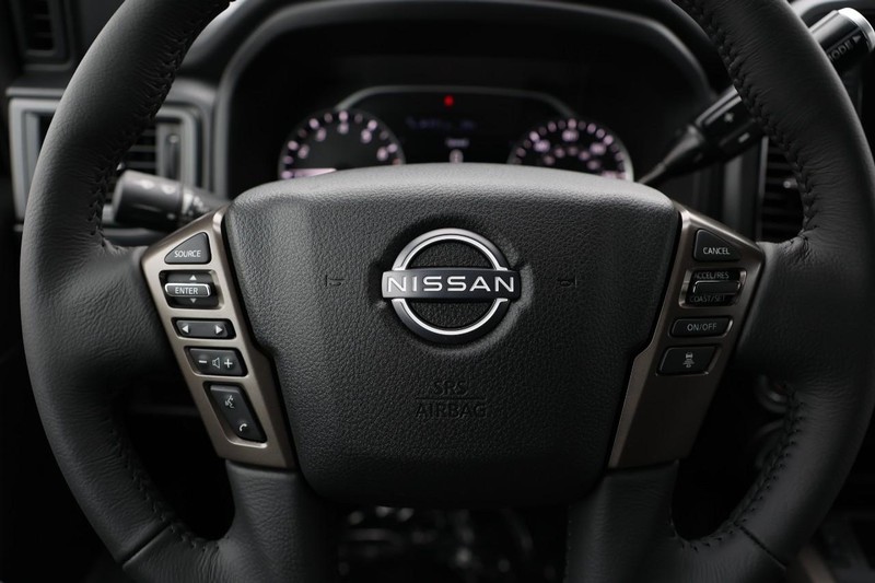 Nissan Titan Vehicle Image 12