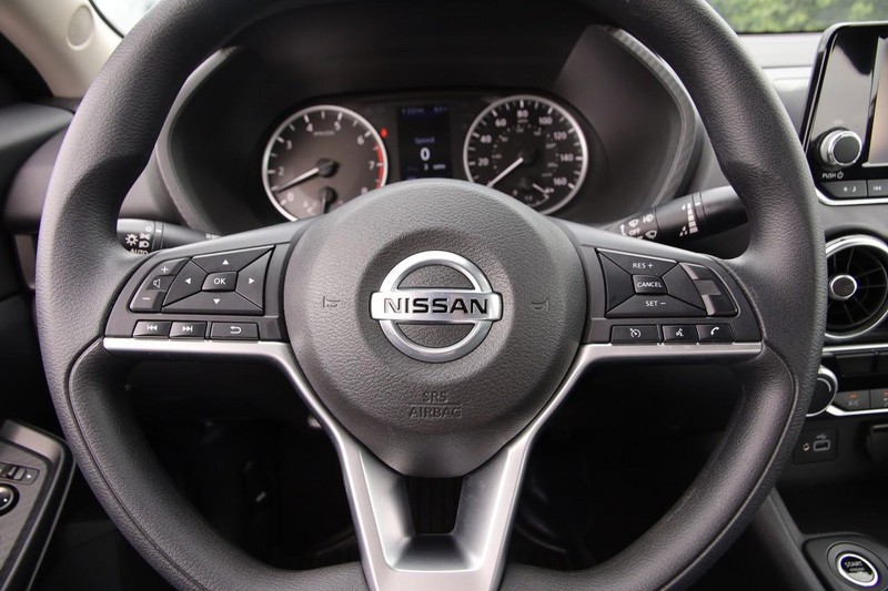 Nissan Sentra Vehicle Image 12