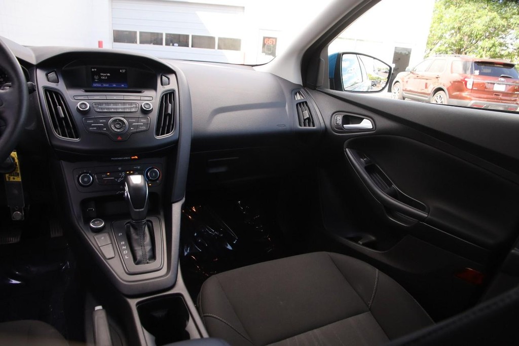 Ford Focus Vehicle Image 25