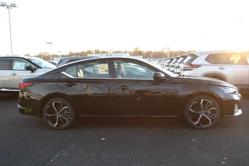Nissan Altima Vehicle Image 07