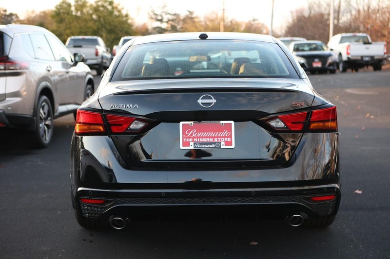 Nissan Altima Vehicle Image 08