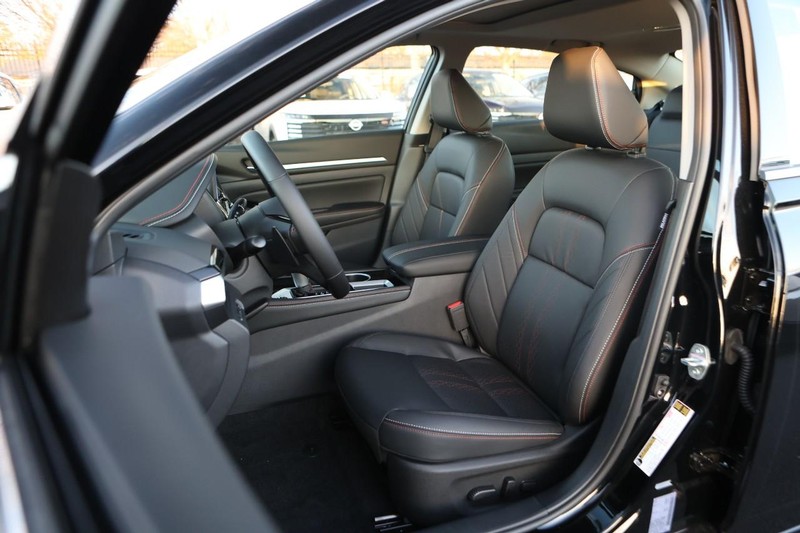 Nissan Altima Vehicle Image 10