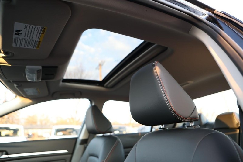 Nissan Altima Vehicle Image 11