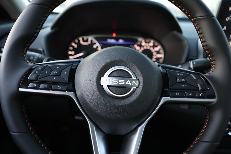 Nissan Altima Vehicle Image 12