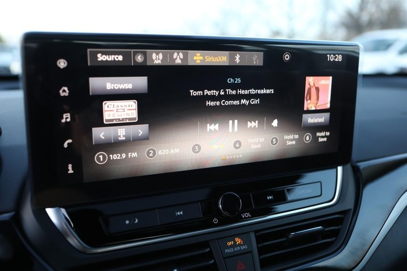 Nissan Altima Vehicle Image 14