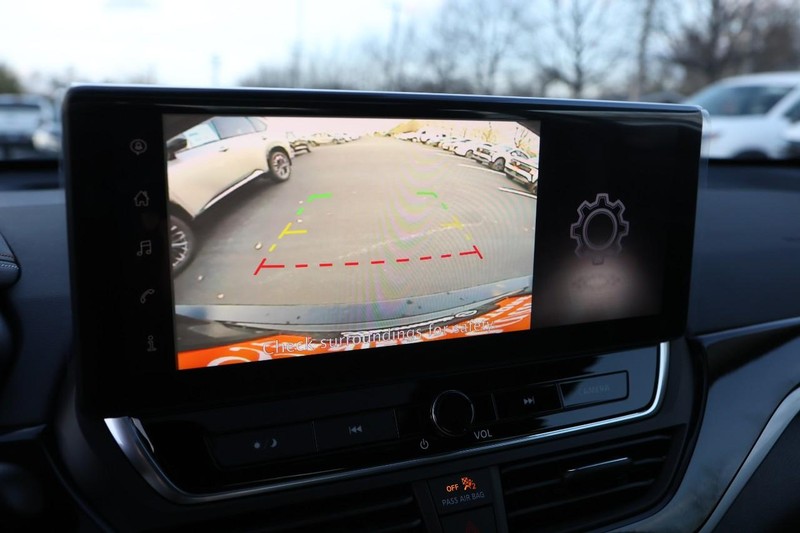 Nissan Altima Vehicle Image 15