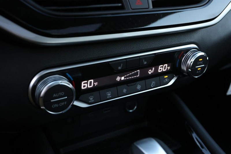 Nissan Altima Vehicle Image 17