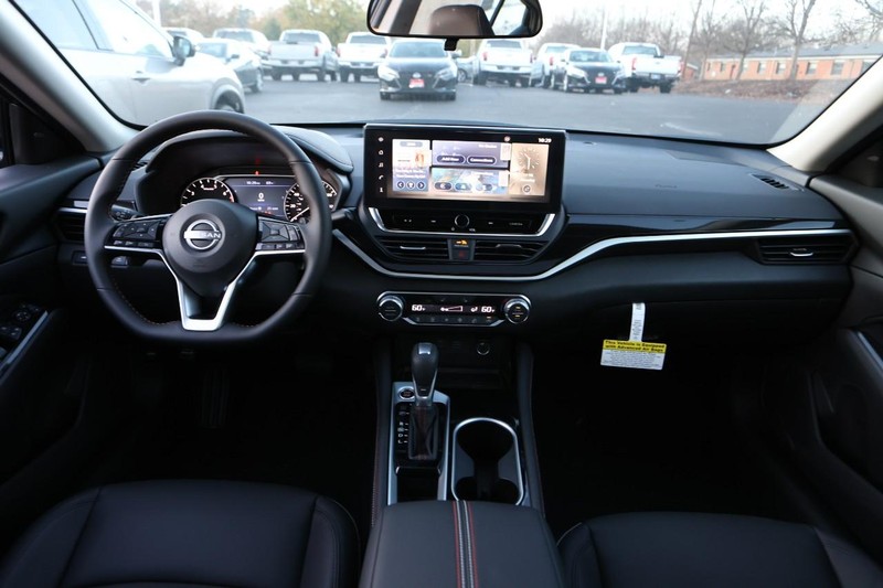 Nissan Altima Vehicle Image 25