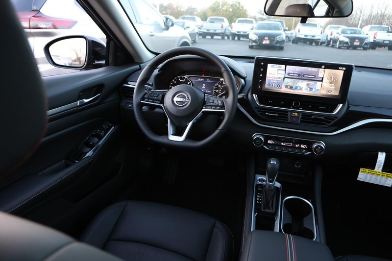 Nissan Altima Vehicle Image 26