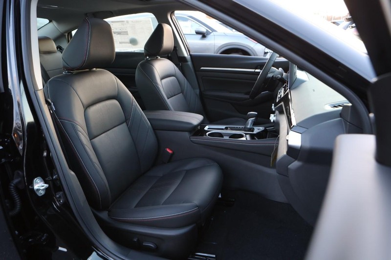 Nissan Altima Vehicle Image 27