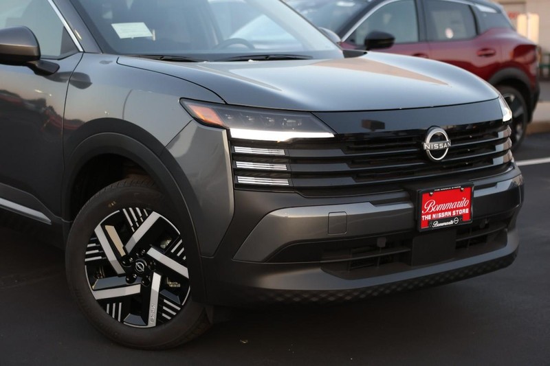 Nissan Kicks Vehicle Image 04