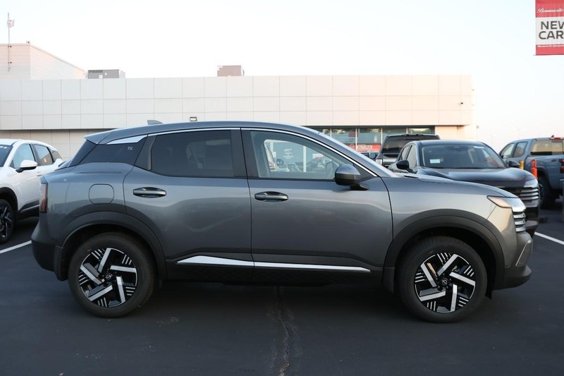 Nissan Kicks Vehicle Image 07